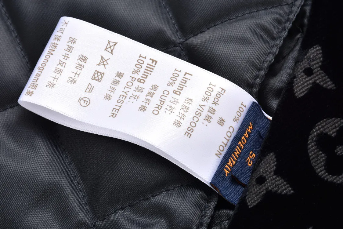 🅿️1200 1v 24SS Huoshaoyun flocked denim cotton jacket. The original version was purchased for 44,000. The fabric is made of jacquard flocked denim with twill weave. The thick twill texture and clear lines have been properly processed. The fabric is custom-dyed and spun yarn is flocked, with the classic presbyopia pattern throughout. The entire piece of garment is cut using infrared laser positioning. The body is cut by hand to match the pattern. The pieces are cut and positioned to match the pattern. The entire width of the garment is fixed with single-needle embroidery in thick lines. From the lapels, thresholds, sleeves, and pockets, all are made to high-end sewing standards, and multiple processes are exclusively developed and customized, resulting in huge fabric losses. The interior is made of polyester fiber filling, and diamond-shaped wiring is used to fix the filling to prevent it from deforming. The entire hardware and accessories are individually molded and customized. Each piece is made by a master with rich washing experience. He uses gauze to dip acrylic paint and apply it evenly on the flocking surface by hand according to the original positioning method. The dyeing time is controlled, and the scrap rate of defective products is extremely high. Each large piece presents a unique fire cloud effect. Size:46-48-50-52